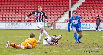 Dunfermlin?e Athletic v Airdrie Irn Bru First Division East End Park 04 May 2013; Ryan Thomson cant find the net (c) Craig Brown