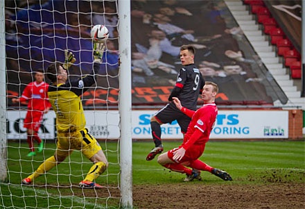 Lawrence Shankland nets the opener
