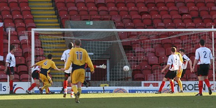 Nick Phinn scores his second  v Clyde 21/03/09 